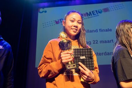 Ashley Yuen wint voorleeswedstrijd voor brugklassers (AFTERMOVIE)