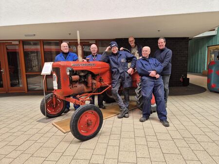 Historische tractor als aandachtstrekker