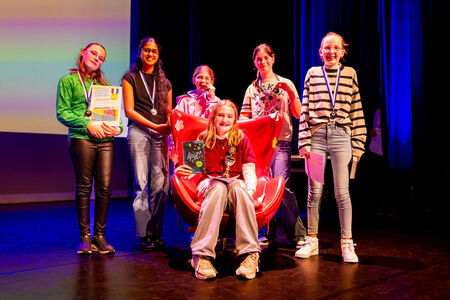 Sofia Weijers is Voorleeskampioen van middelbare scholen Haarlemmermeer 